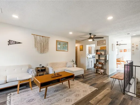 6034 E 127th St, Grandview, MO 64030