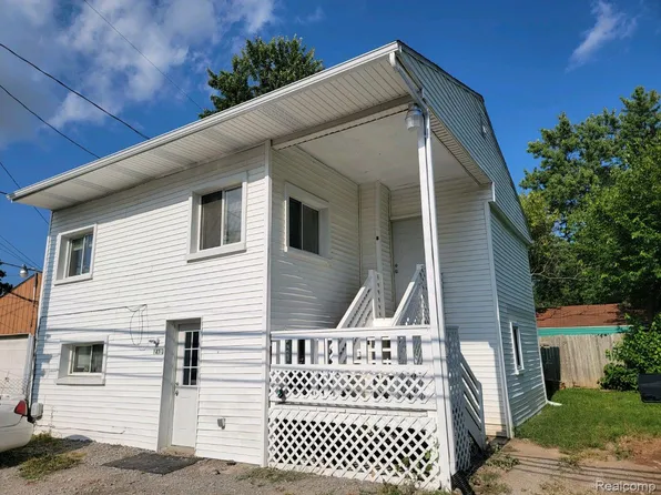 1439 E Decamp St, Burton, MI 48529