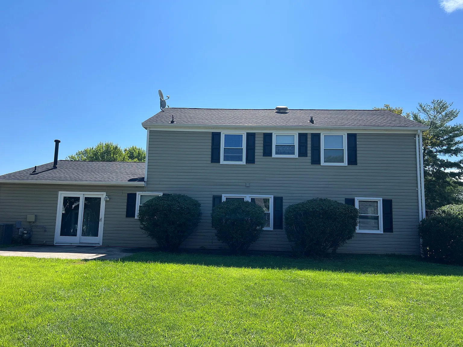 4 bed, 2.5 bath, 1959 sqft, $3,700 — Photo 2
