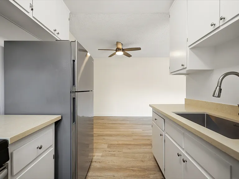 1416 Amherst Ave #6 — Photo 9
