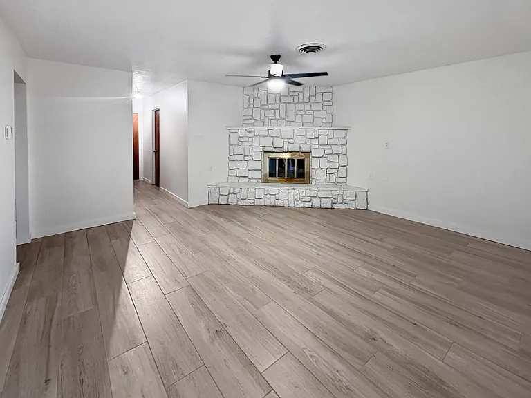 620 E Aspen St — Photo 2
