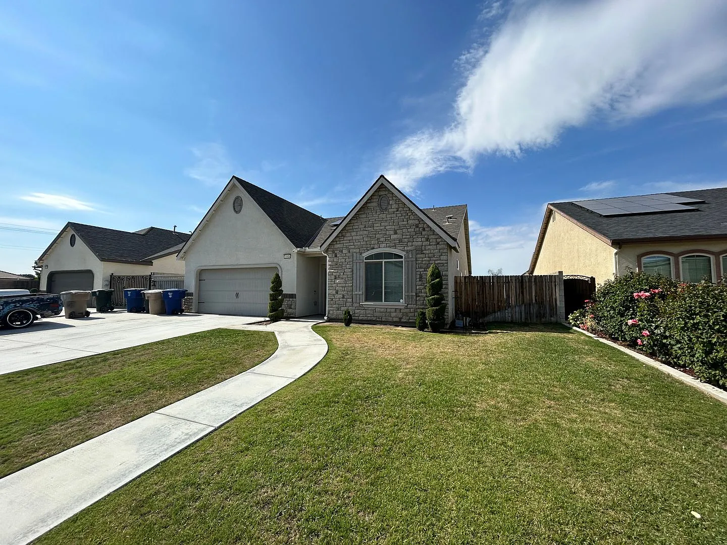 Beautiful 3 Bed/2 Bath SW Bakersfield Home w/ Solar and Deposit Alternative Option — Photo 1
