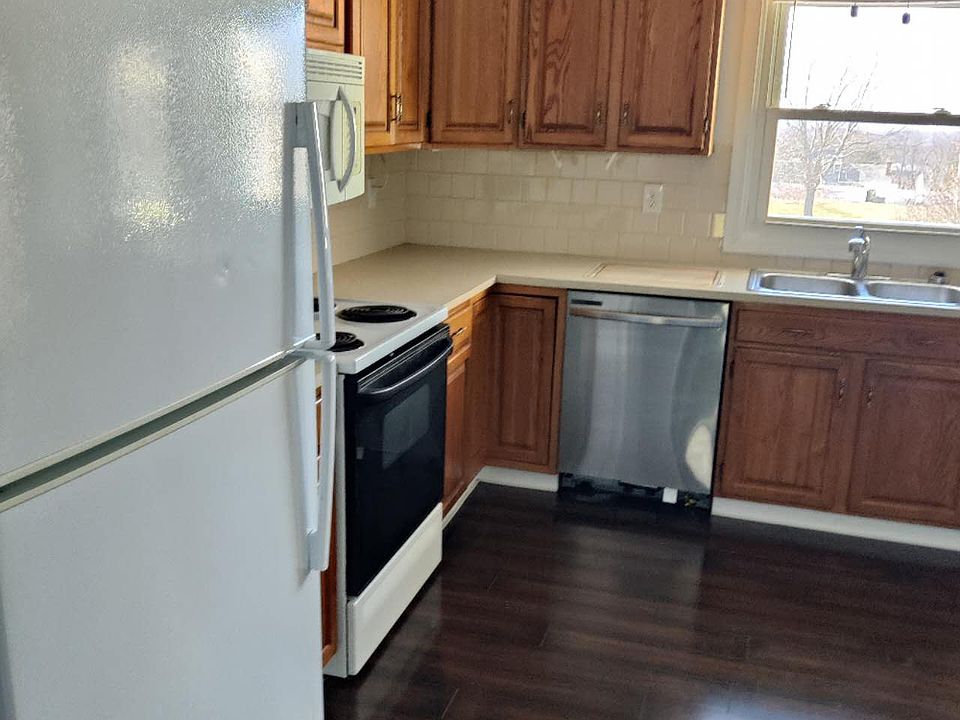 2nd image of 118 Pear St