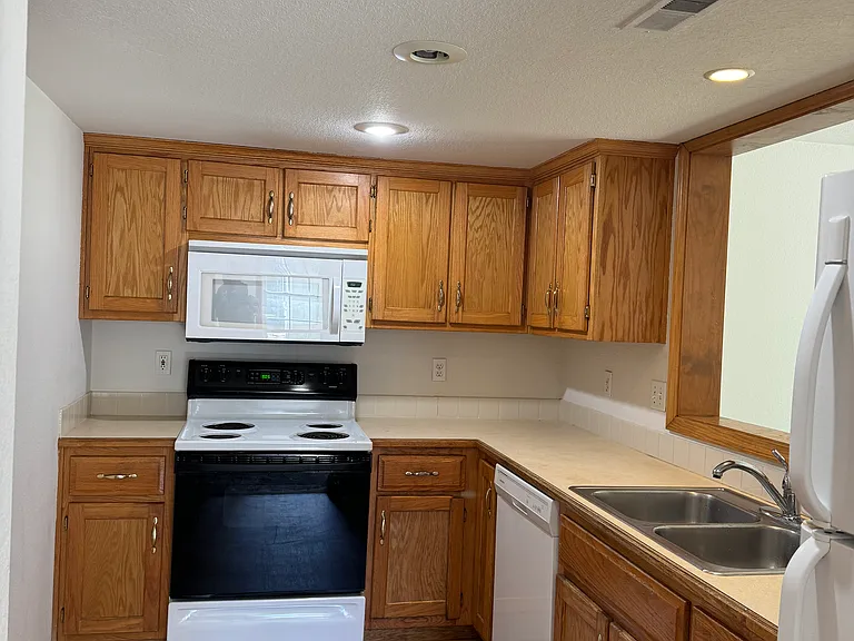 512 N John Doy Ct — Photo 10