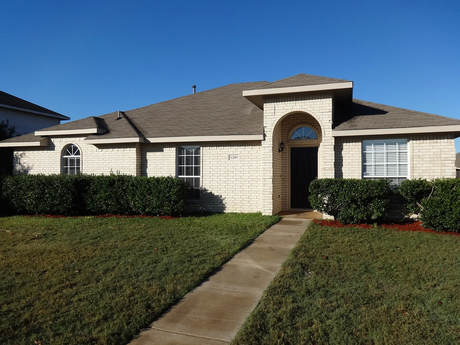 4 bed, 2.0 bath, 1923 sqft, $2,350 — Photo 1