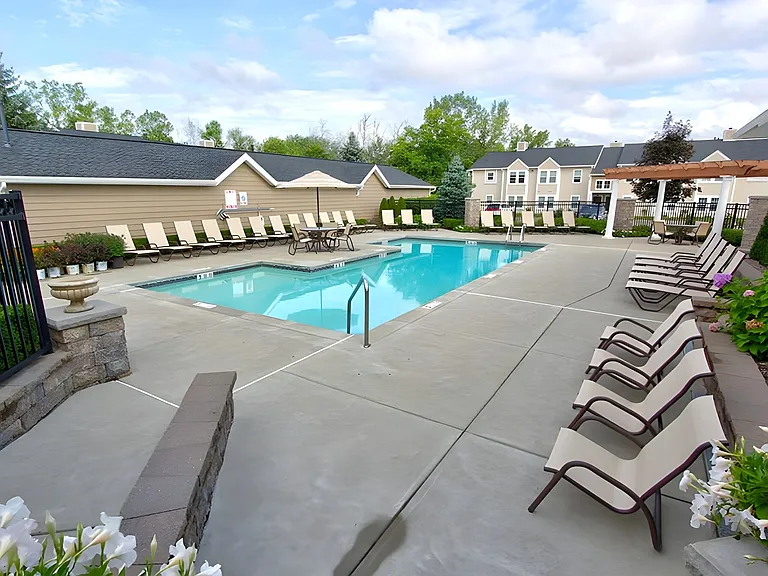 Country Club Manor — Photo 9