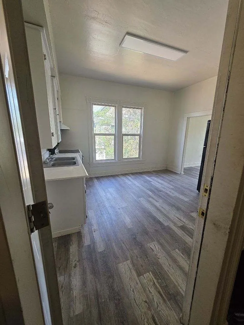 Fourth Avenue Six-Plex — Photo 3