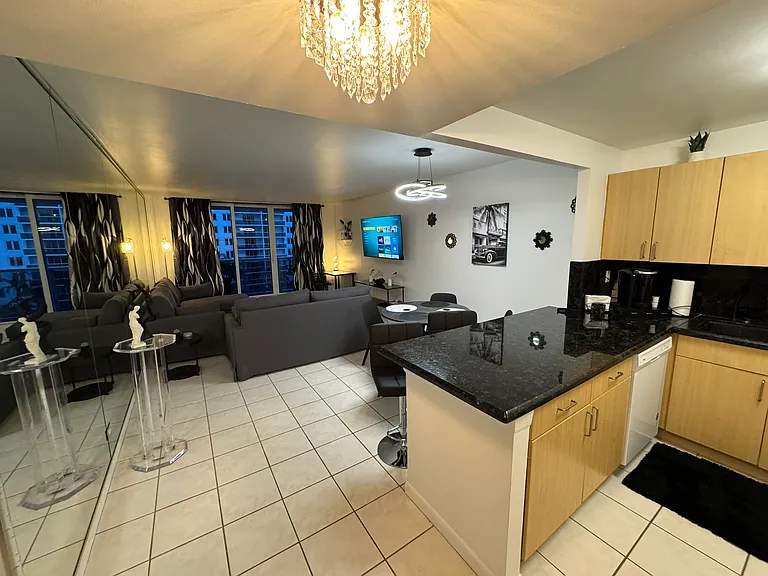 2301 Collins Ave #817 — Photo 32