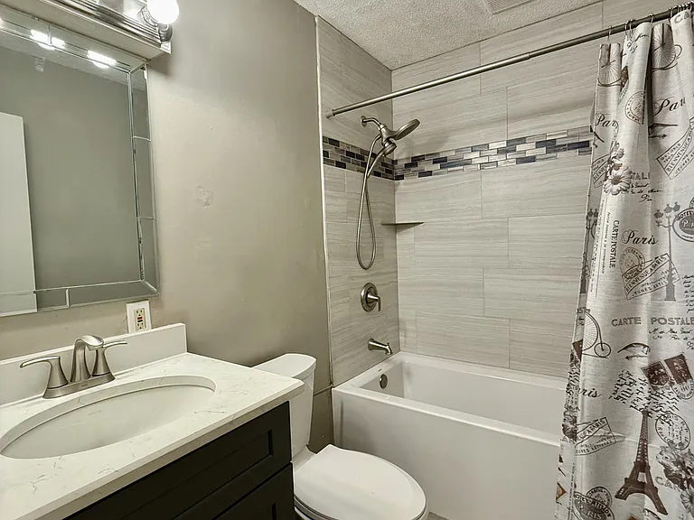 Beautiful Tile Tub/ Shower