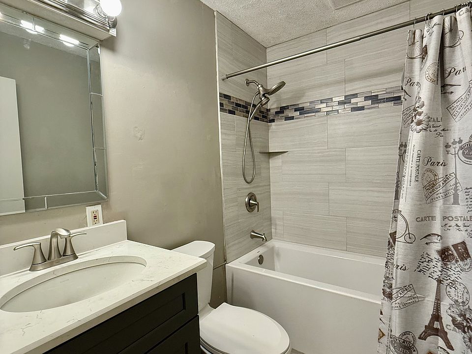 Beautiful Tile Tub/ Shower