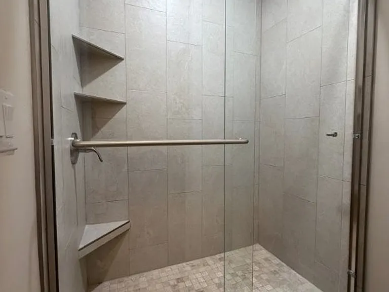 555 W 6th St — Photo 32