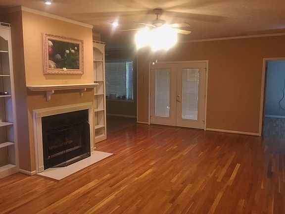 Living room w/ hardwood