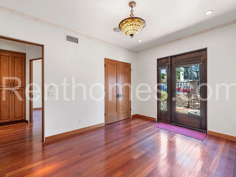2940 Columbia St — Photo 37