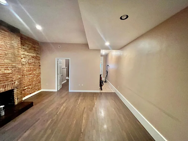 109 S Washington St — Photo 5