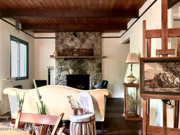 110 Bourne Ct, Bushkill, PA 18324