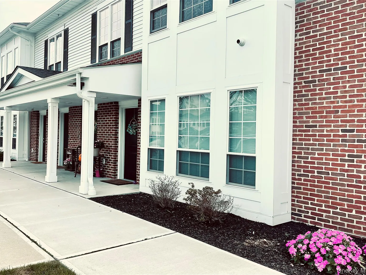 2 bed, 2.0 bath, 1100 sqft, $3,290 — Photo 2