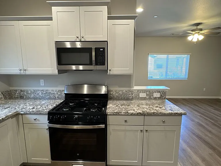 514 S Summit St #101-103 — Photo 5