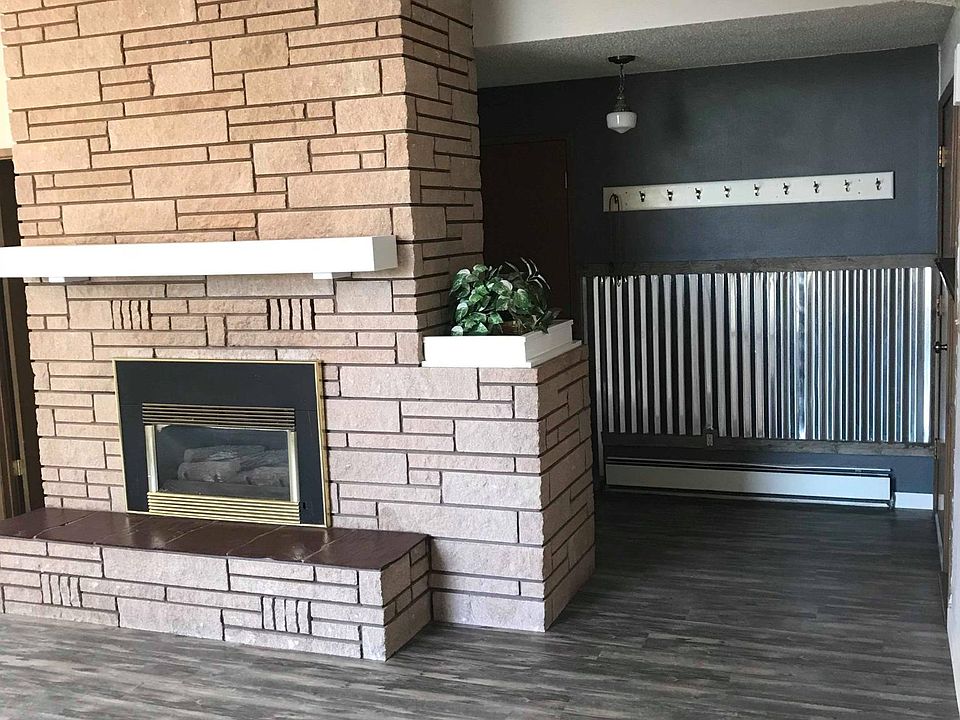 Livingroom and Main entrance
