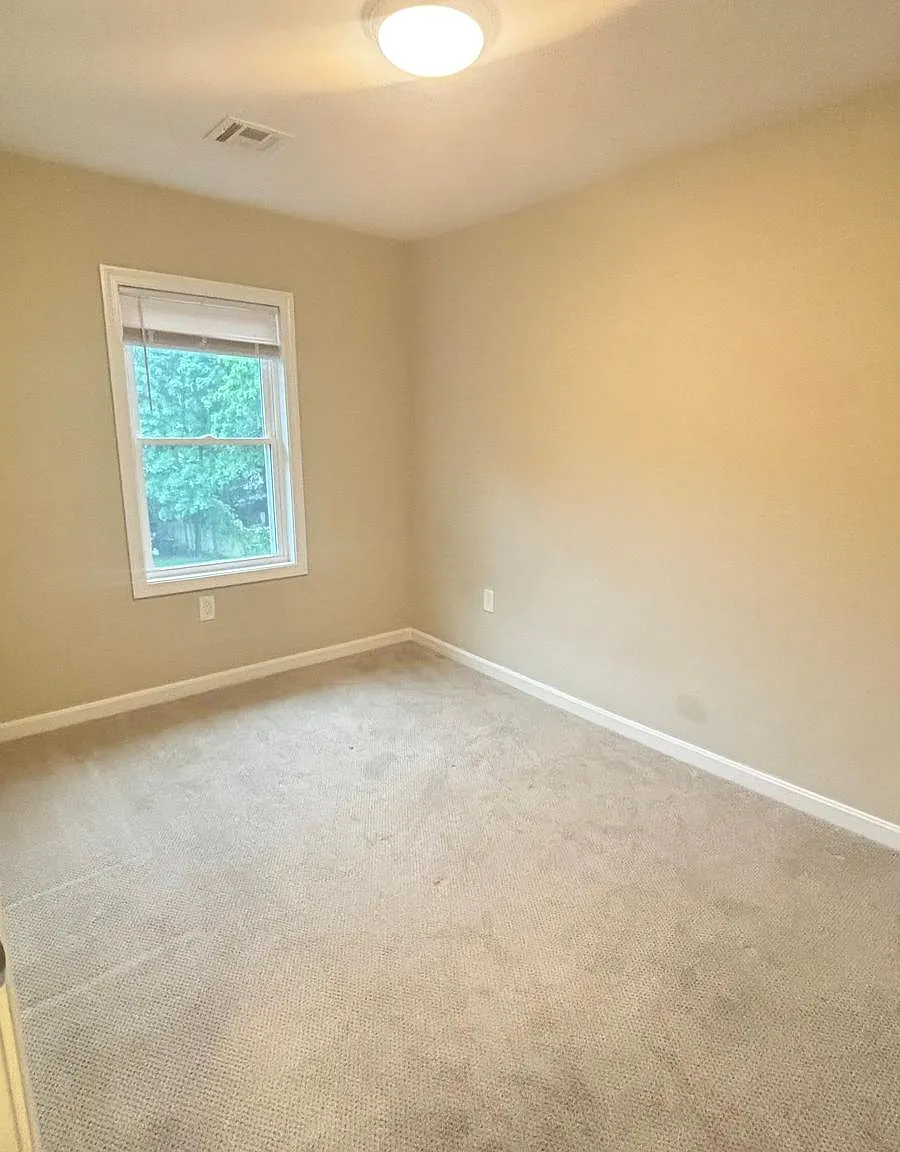 3 bed, 1.5 bath, 1447 sqft, $3,200 — Photo 3