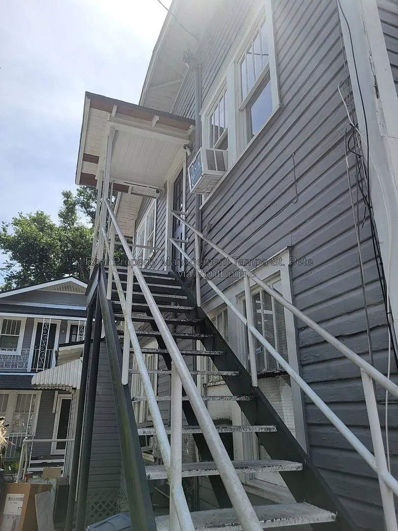 2 bed, 1.0 bath, 750 sqft, $1,050 — Photo 2