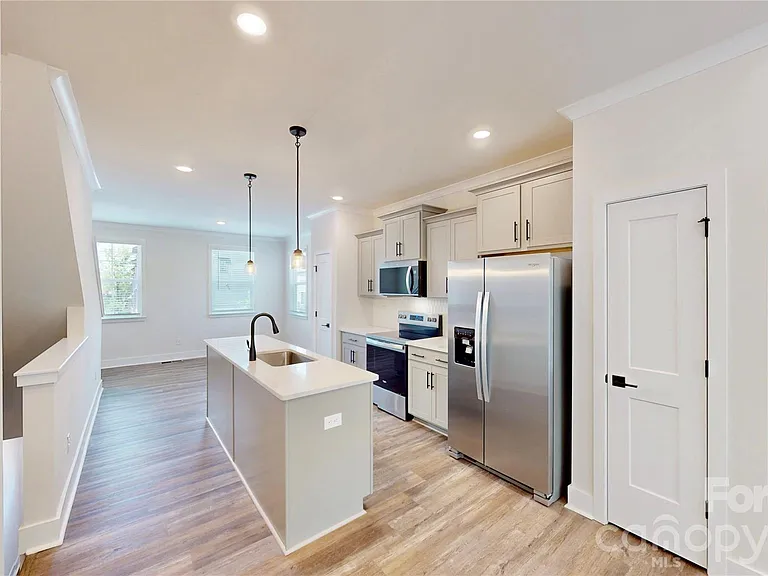3640 Spencer St — Photo 2