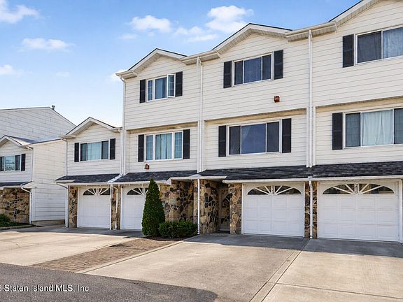 2nd image of 233 Carlyle Grn