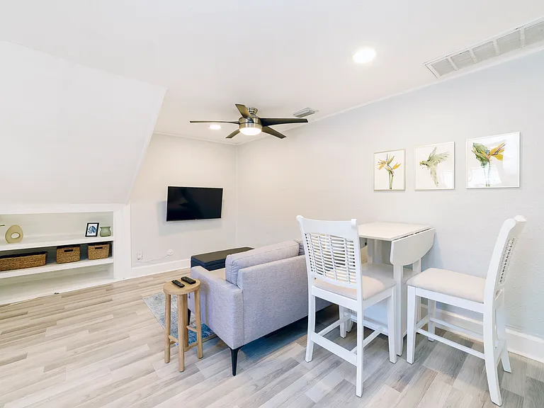 Living room/Dining room area