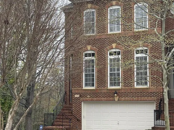 7046 Mundy Point Ct, Fort Belvoir, VA 22060