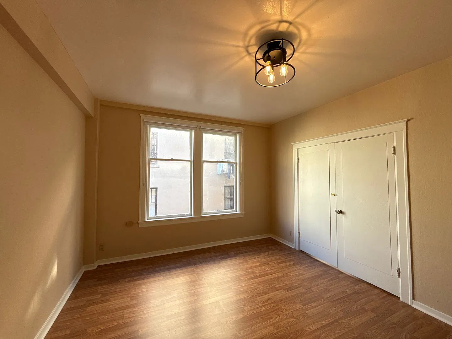 Spacious, Street-Facing Private Room in Nob Hill Apartment — Photo 1