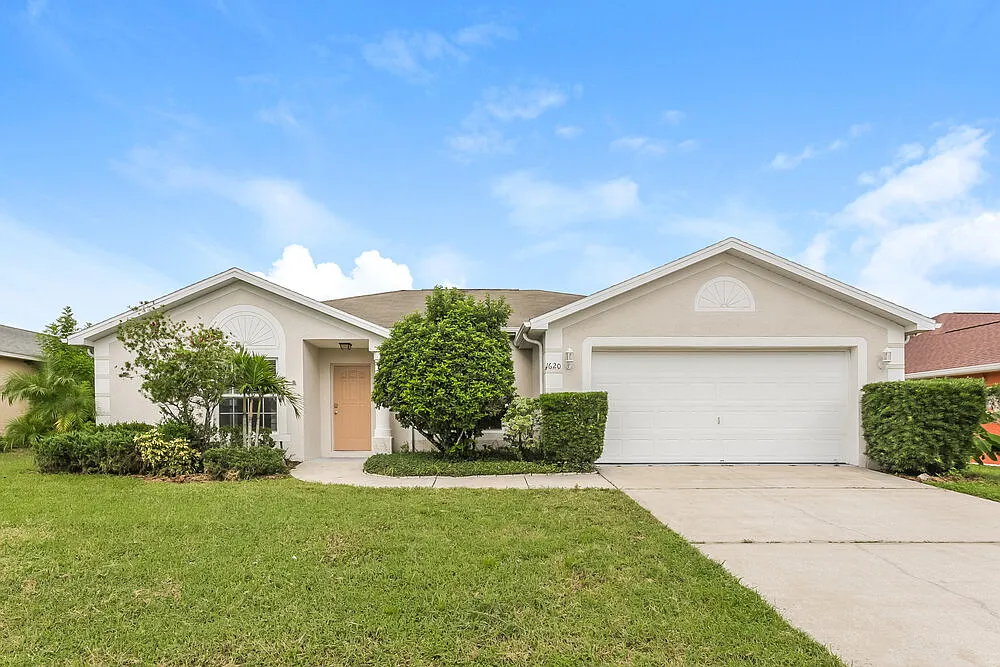 3 bed, 2.0 bath, 1395 sqft, $2,115 — Photo 1