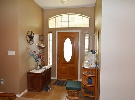 FOYER WITH NICE TILE FLOORS