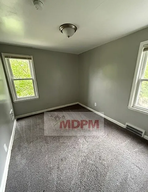 3 bed, 900 sqft, $1,300 — Photo 4
