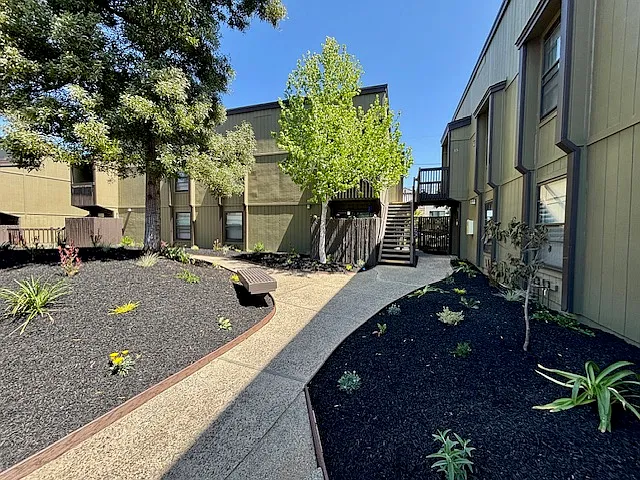 Dela Vina Apartments — Photo 40