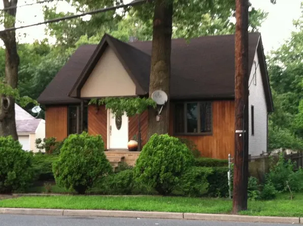 25 Farview Ter, Paramus, NJ 07652