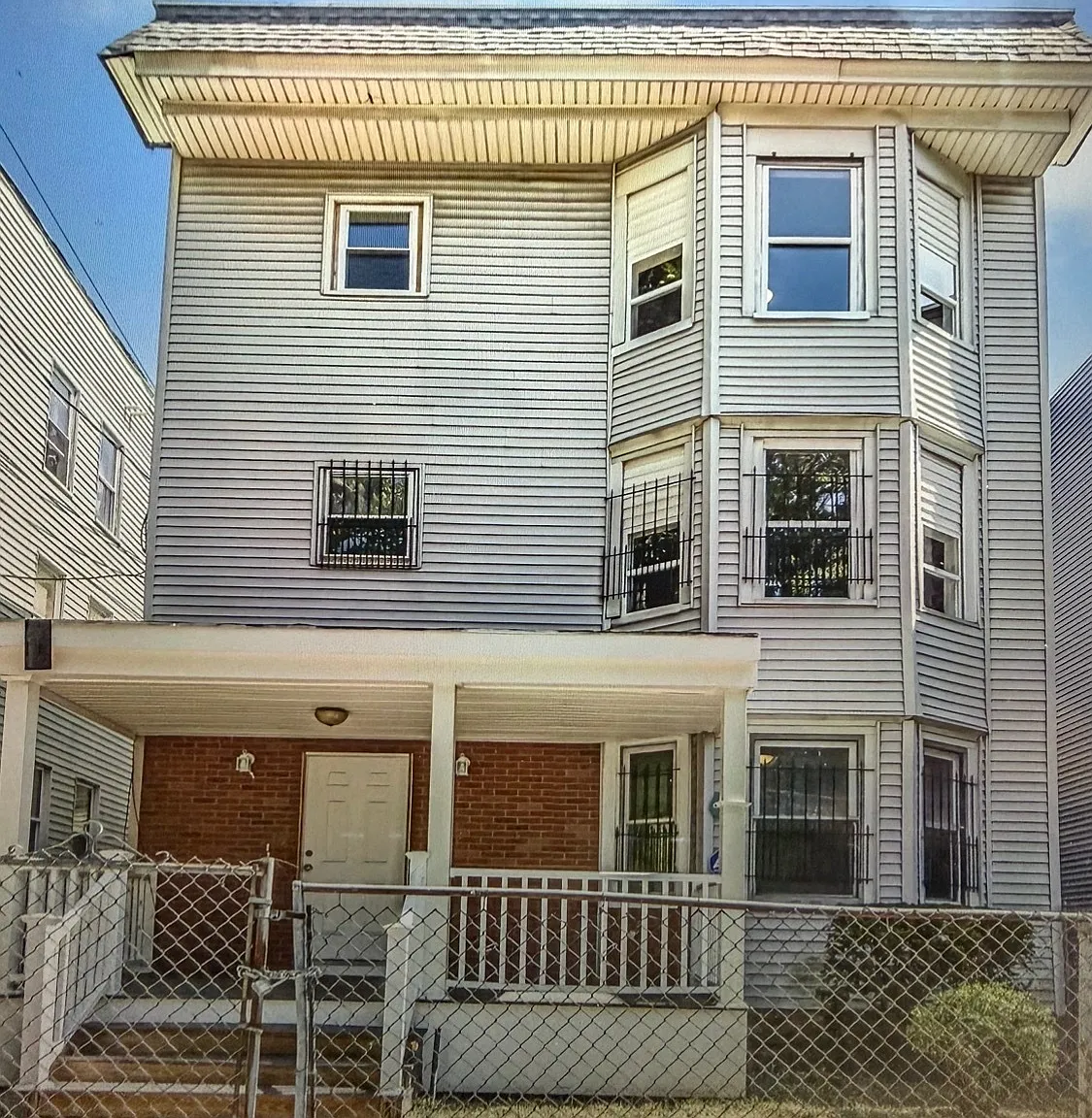 4 bed, 1.0 bath, 3936 sqft, $2,400 — Photo 1