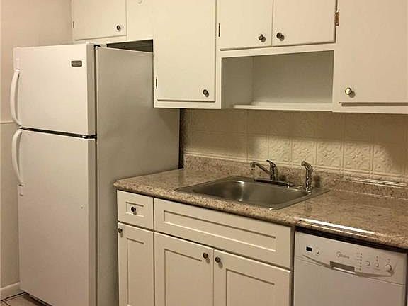 5th image of 165 Saint James Pl