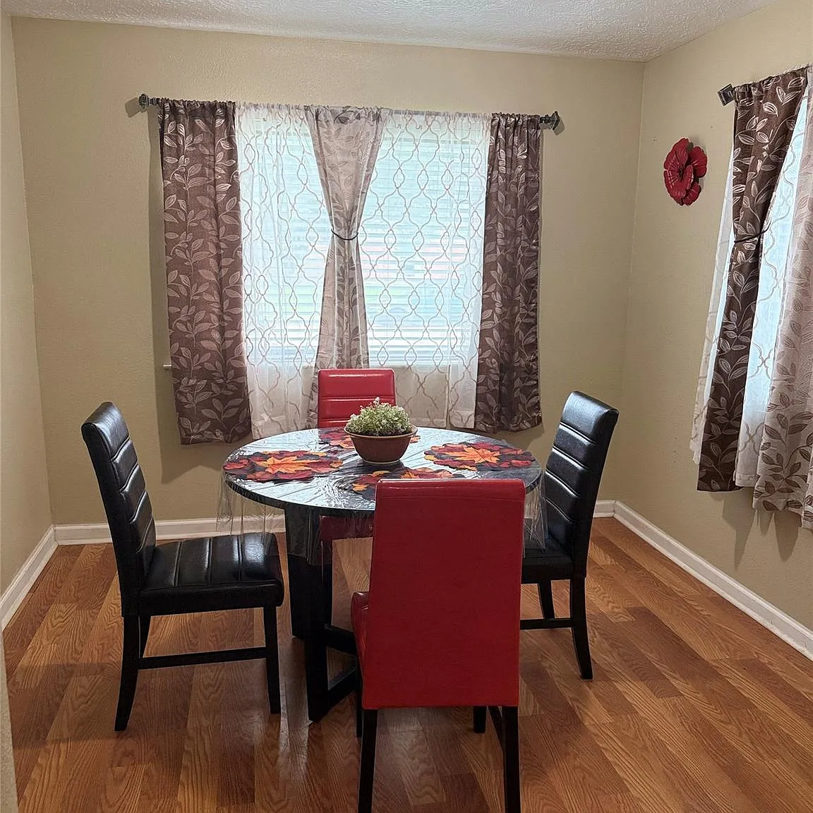 3 bed, 2.0 bath, 1236 sqft, $2,200 — Photo 3