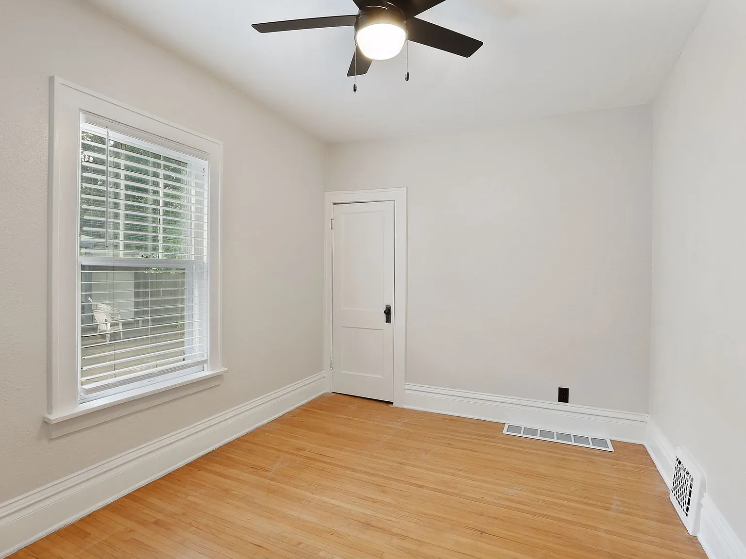 2 bed, 1.0 bath, 1100 sqft, $1,650 — Photo 2