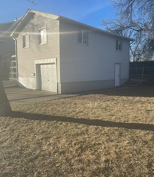 Front of unit with single car garage.
