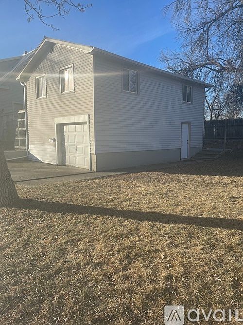 Front of unit with single car garage.