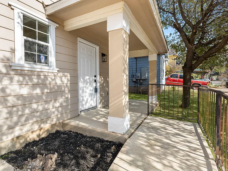 2110 Nogales Trl — Photo 3