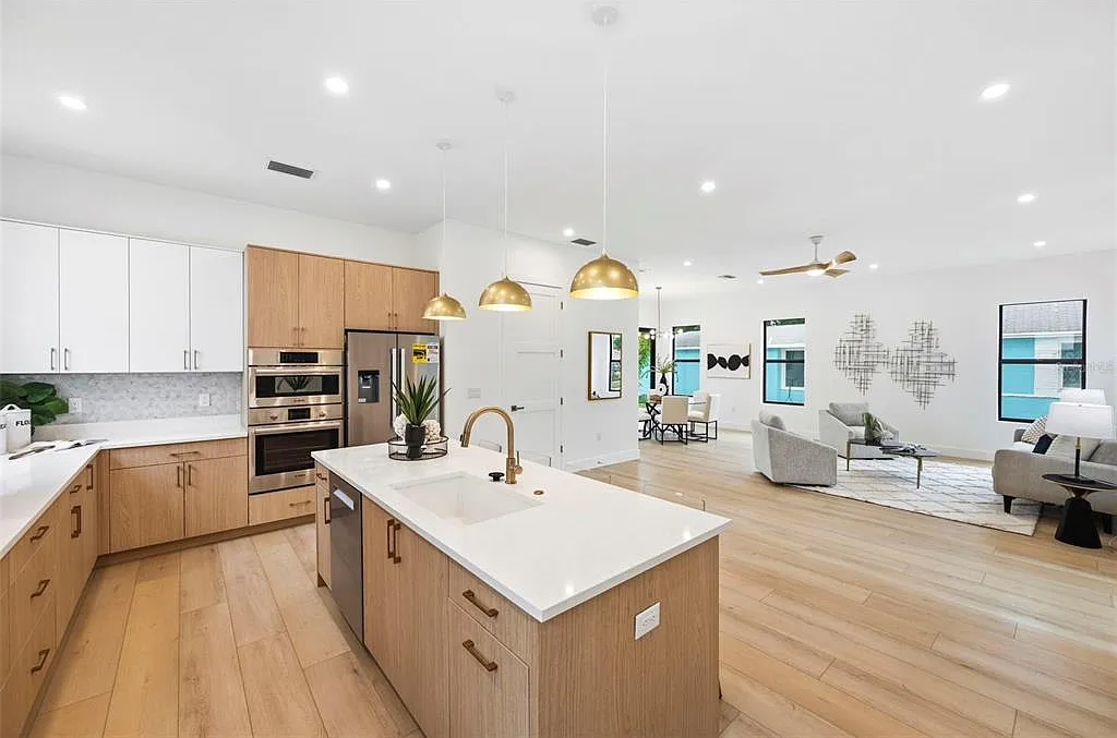 4 bed, 3.5 bath, 2791 sqft, $7,499 — Photo 2