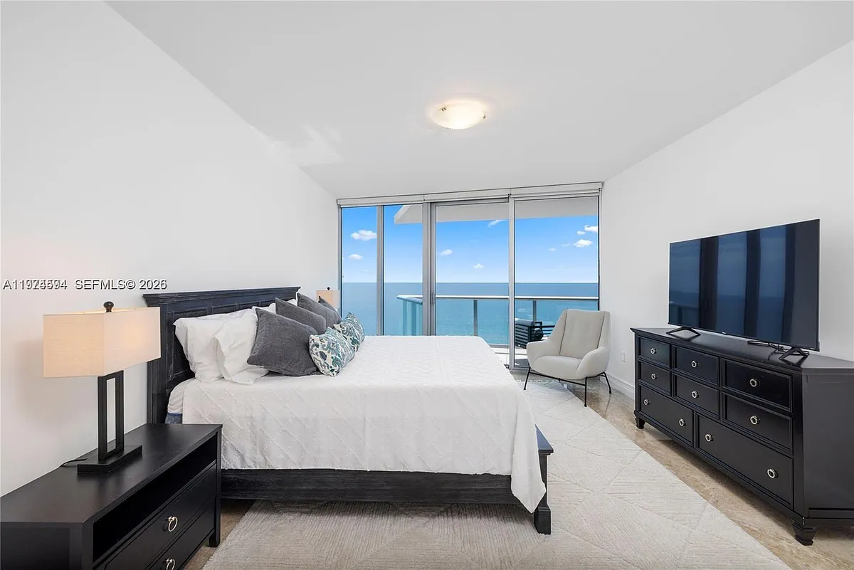 Building Photo - 17001 Collins Ave #2807