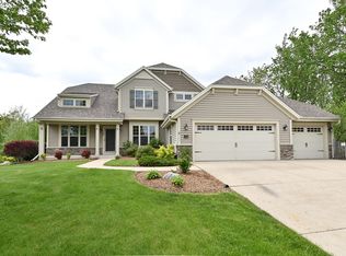 10461 S Rosemont Ln, Oak Creek, WI 53154