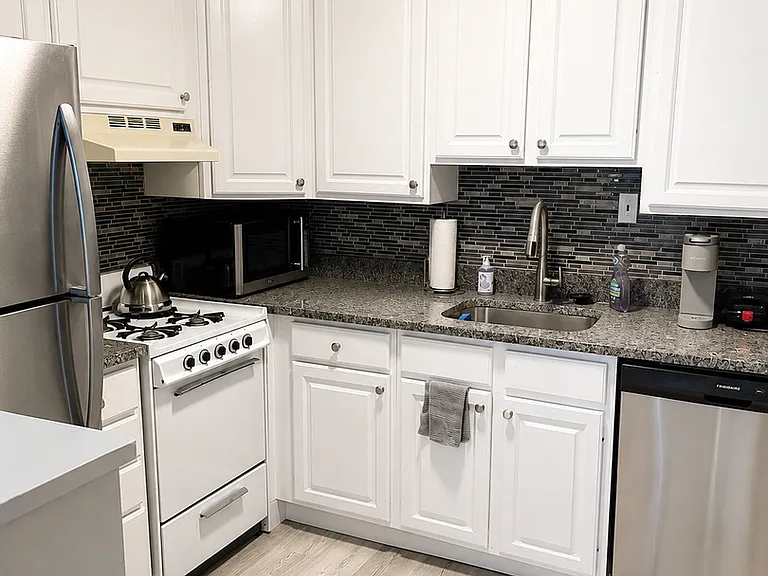 801 W Madison St — Photo 1