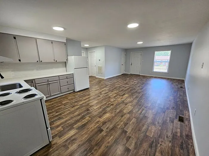 2 bed, 1.0 bath, $1,025 — Photo 2