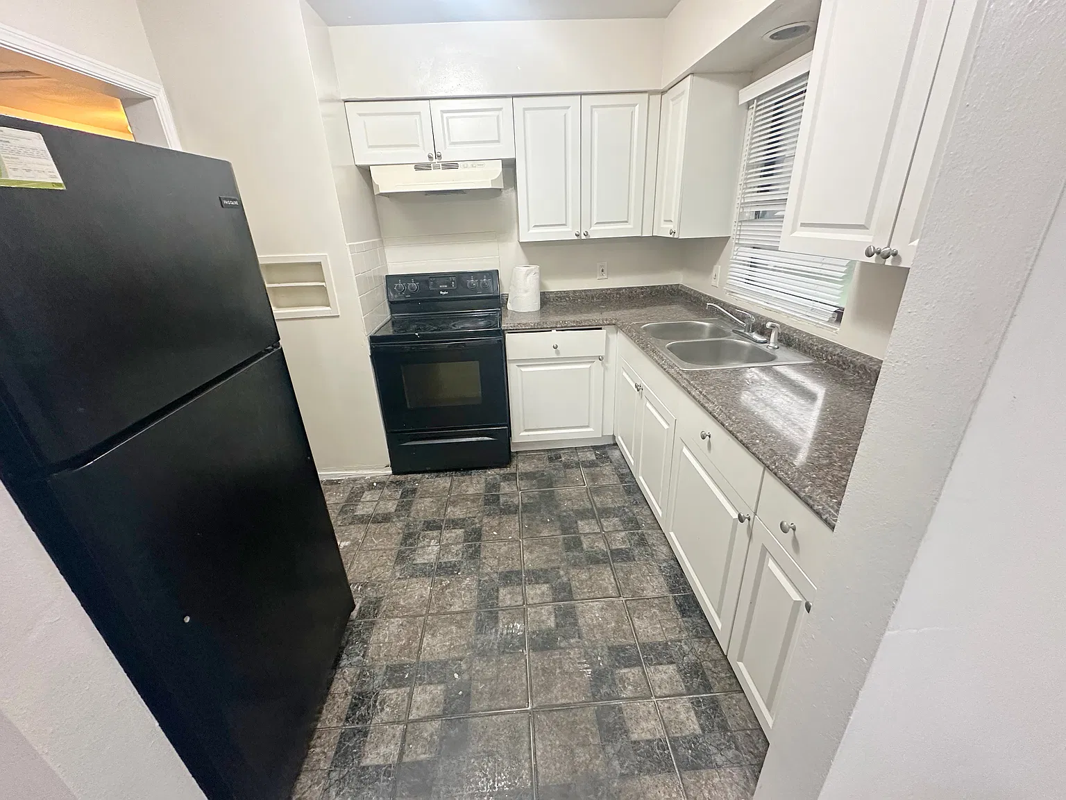 4 bed, 1094 sqft, $2,100 — Photo 3
