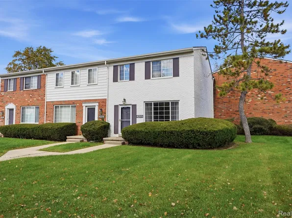 429 Fox Hills Dr N, Bloomfield Hills, MI 48304