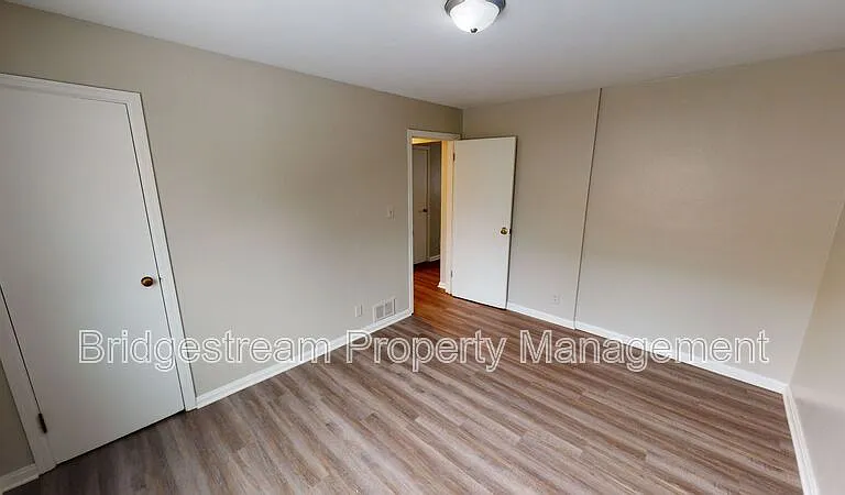 619 Gainsborough Rd #4 — Photo 4
