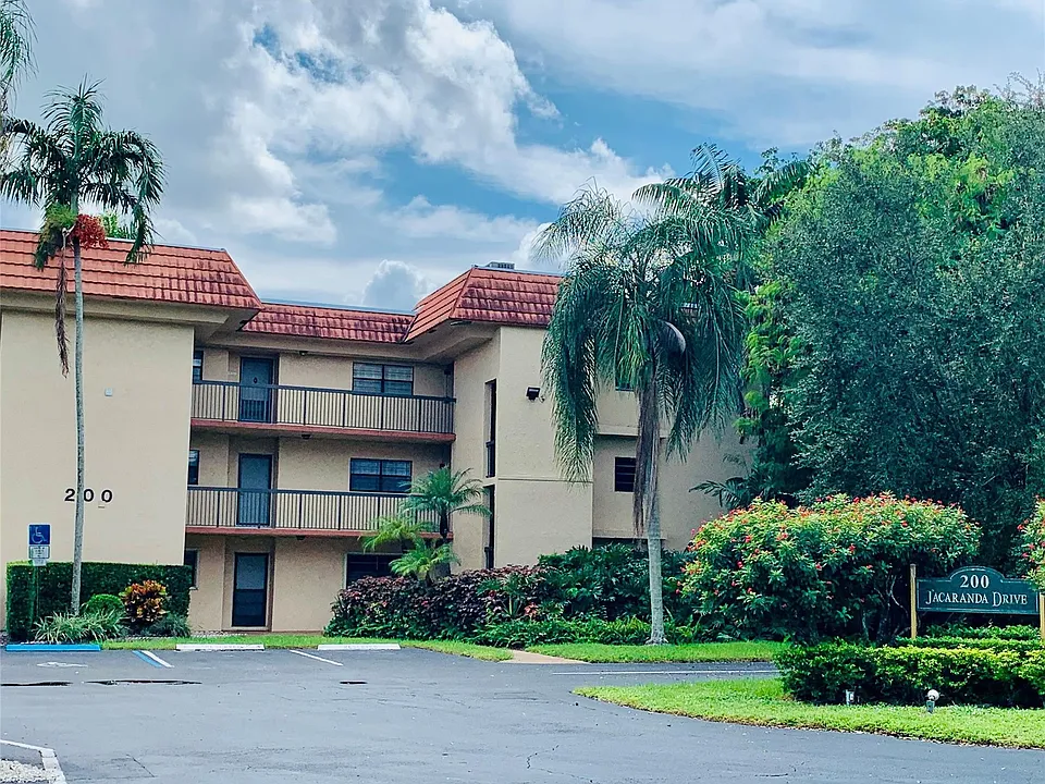 200 Jacaranda Country Club Dr #1B